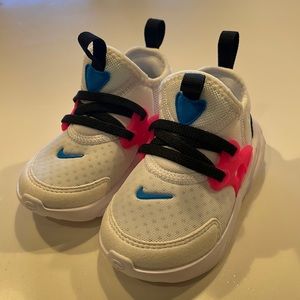 New toddler Nikes size 6c